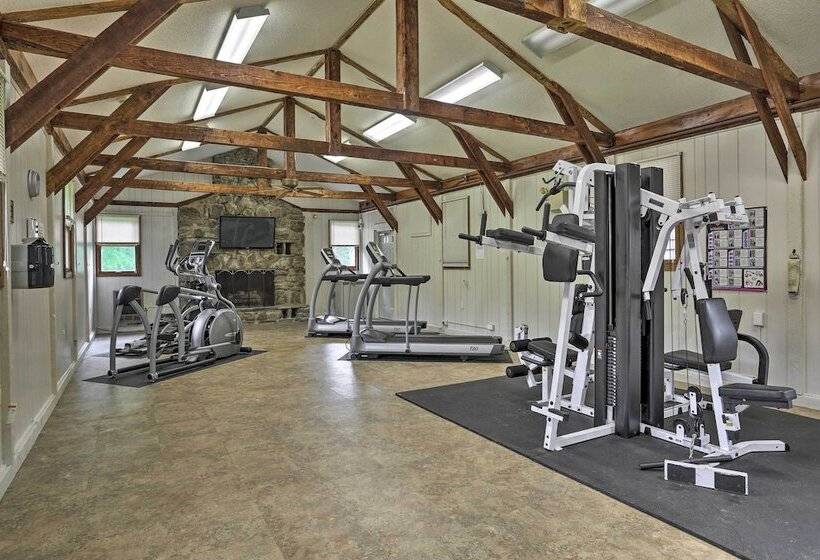 Lake Ariel Cabin W/ Community Pool & Lake Access!