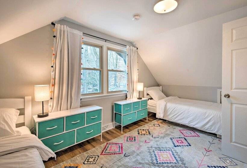 Lake Ariel Cabin W/ Community Pool & Lake Access!