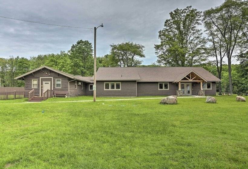 Lake Ariel Cabin W/ Community Pool & Lake Access!