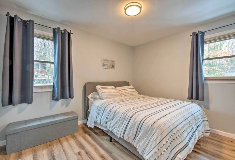 Lake Ariel Cabin W/ Community Pool & Lake Access!