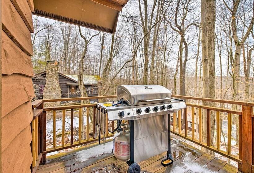 Lake Ariel Cabin W/ Community Pool & Lake Access!