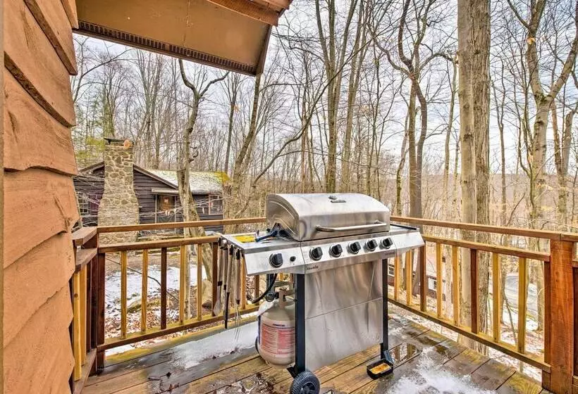 Lake Ariel Cabin W/ Community Pool & Lake Access!