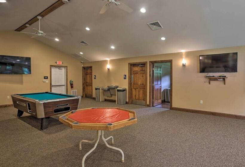 Lake Ariel Cabin W/ Community Pool & Lake Access!