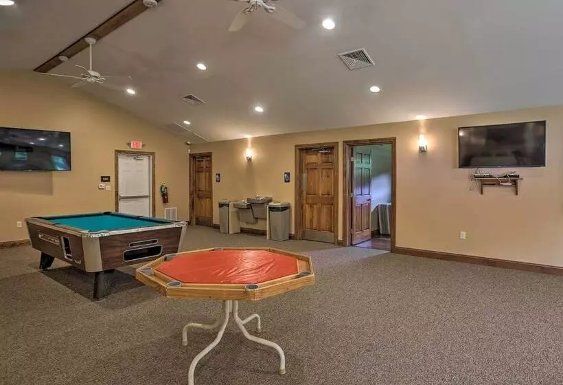 Lake Ariel Cabin W/ Community Pool & Lake Access!