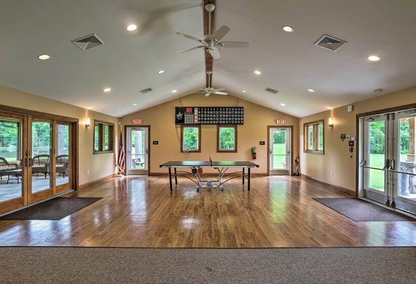 Lake Ariel Cabin W/ Community Pool & Lake Access!