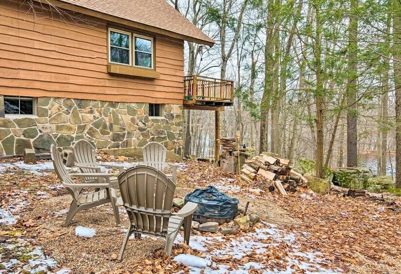 Lake Ariel Cabin W/ Community Pool & Lake Access!