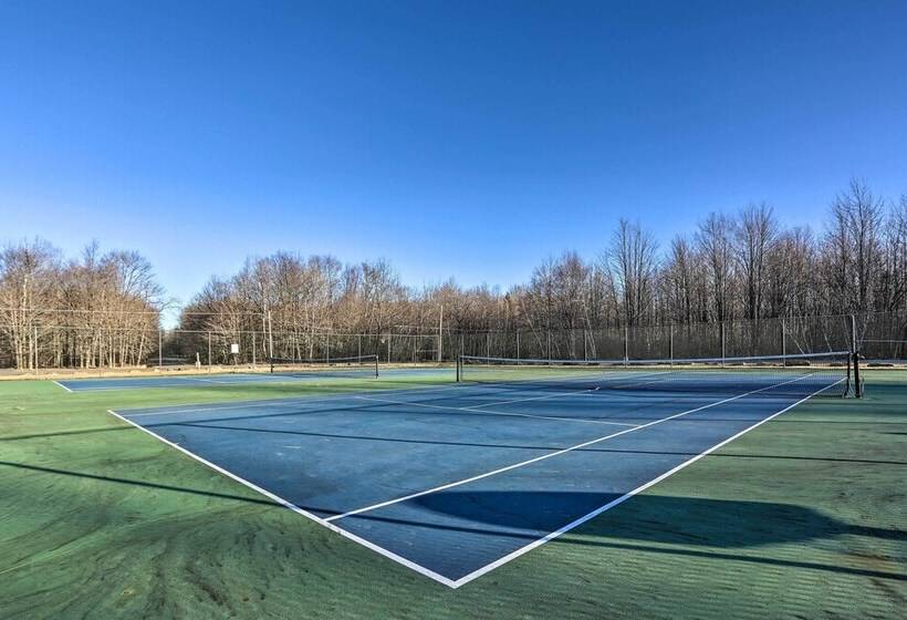 Lake Ariel Cabin W/ Community Pool & Lake Access!