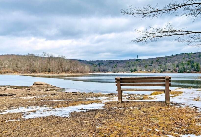 Lake Ariel Cabin W/ Community Pool & Lake Access!