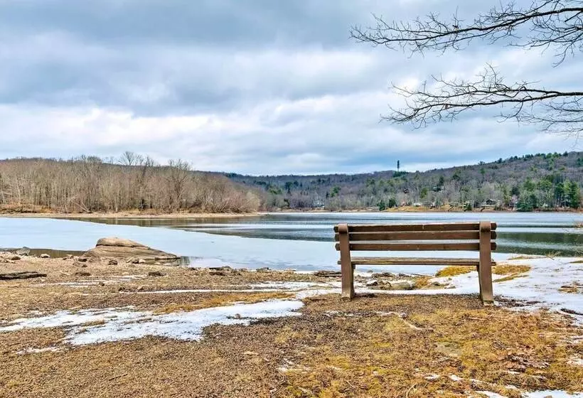 Lake Ariel Cabin W/ Community Pool & Lake Access!
