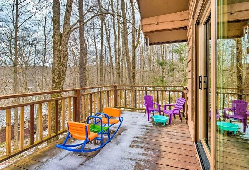 Lake Ariel Cabin W/ Community Pool & Lake Access!