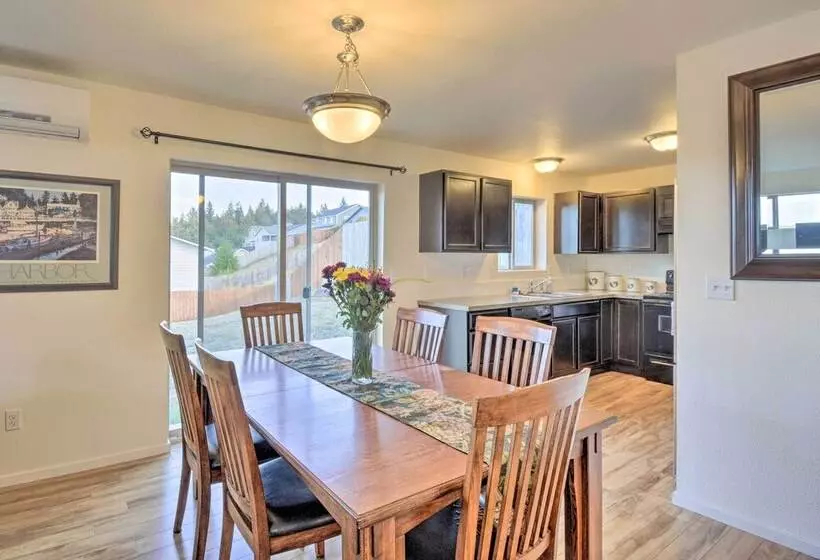 Pet Friendly Poulsbo Abode W/ Mountain Views!