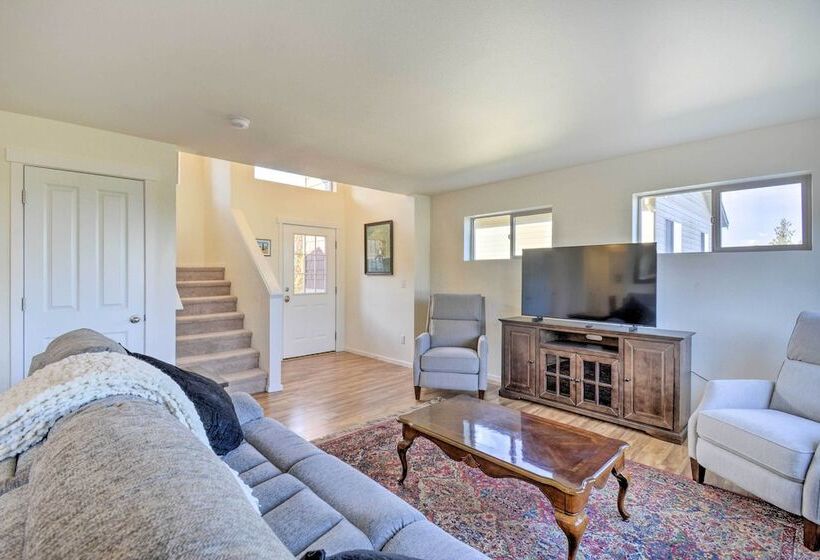 Pet Friendly Poulsbo Abode W/ Mountain Views!