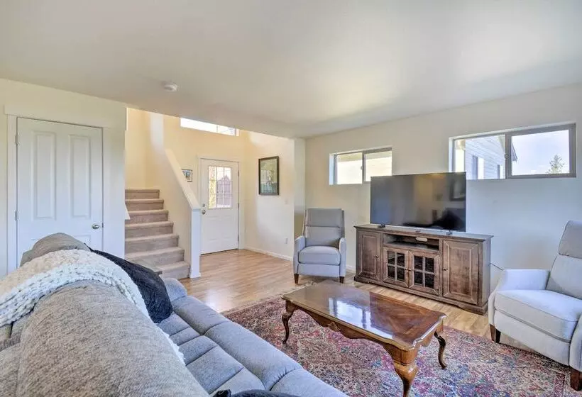 Pet Friendly Poulsbo Abode W/ Mountain Views!