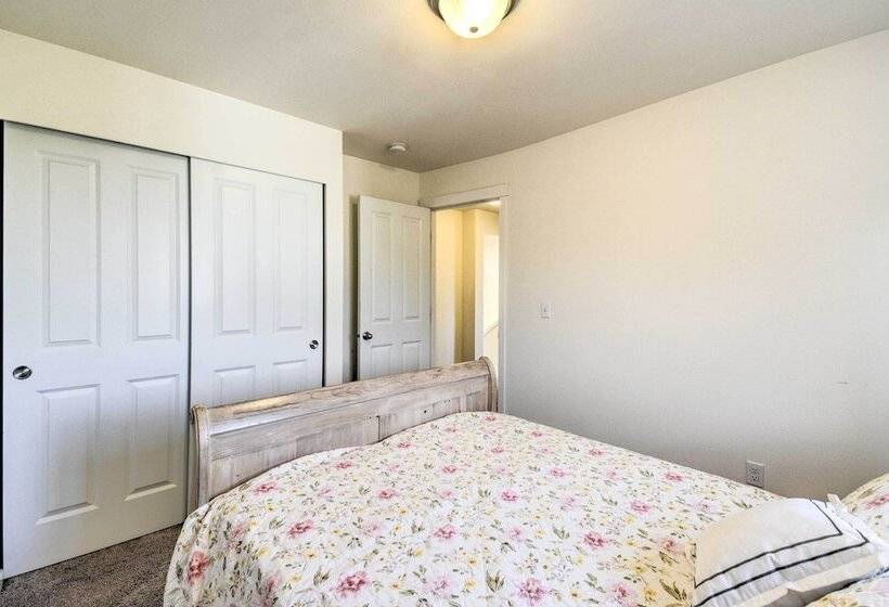 Pet Friendly Poulsbo Abode W/ Mountain Views!