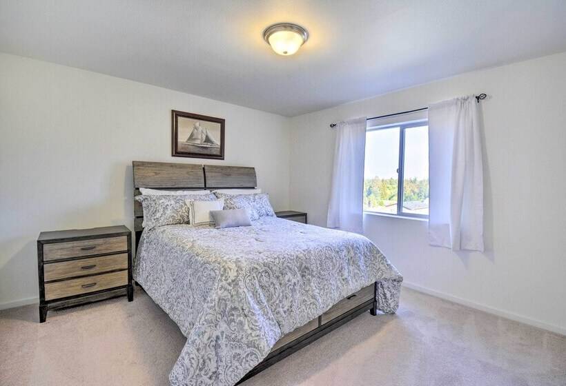 Pet Friendly Poulsbo Abode W/ Mountain Views!