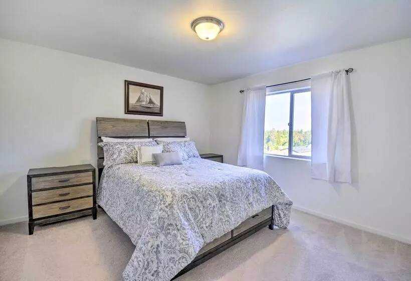 Pet Friendly Poulsbo Abode W/ Mountain Views!