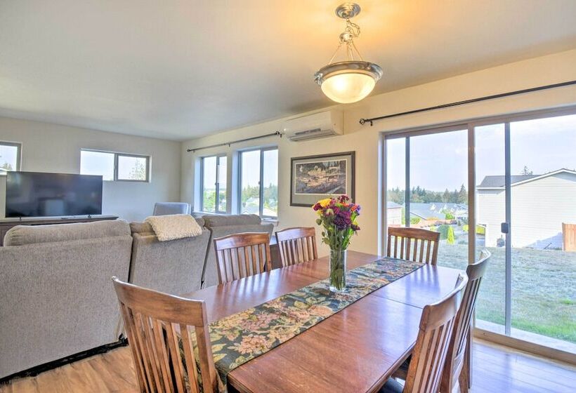Pet Friendly Poulsbo Abode W/ Mountain Views!
