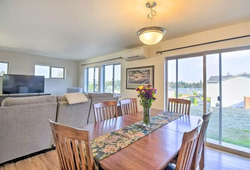 Pet Friendly Poulsbo Abode W/ Mountain Views!
