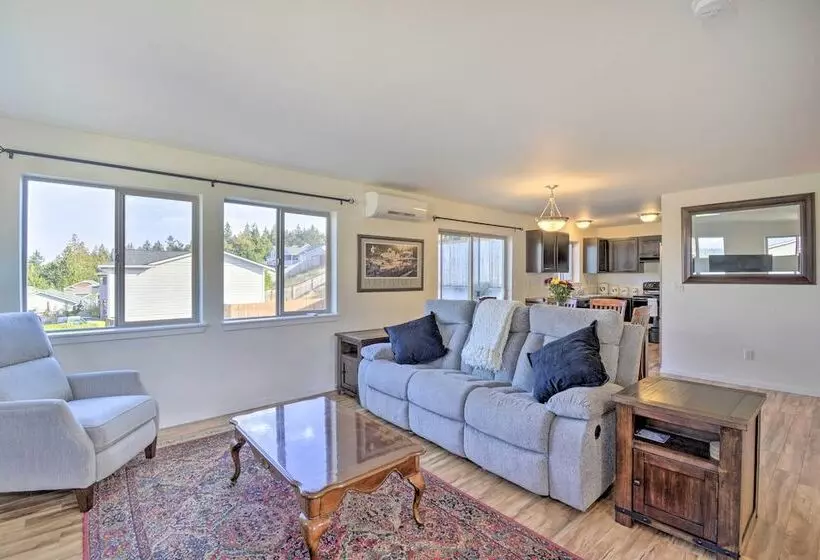 Pet Friendly Poulsbo Abode W/ Mountain Views!