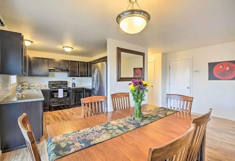 Pet Friendly Poulsbo Abode W/ Mountain Views!