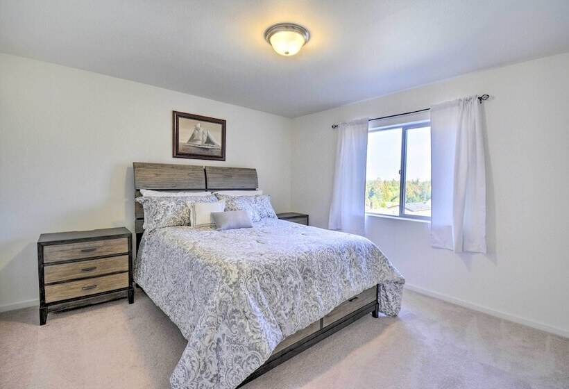 Pet Friendly Poulsbo Abode W/ Mountain Views!