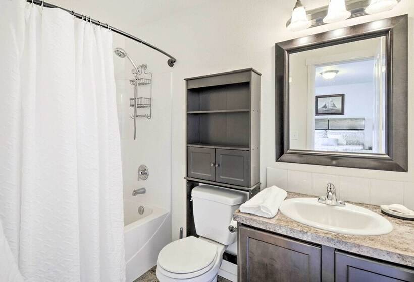 Pet Friendly Poulsbo Abode W/ Mountain Views!