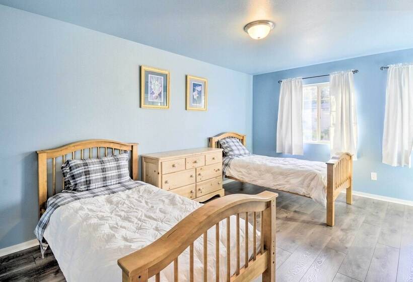 Pet Friendly Poulsbo Abode W/ Mountain Views!