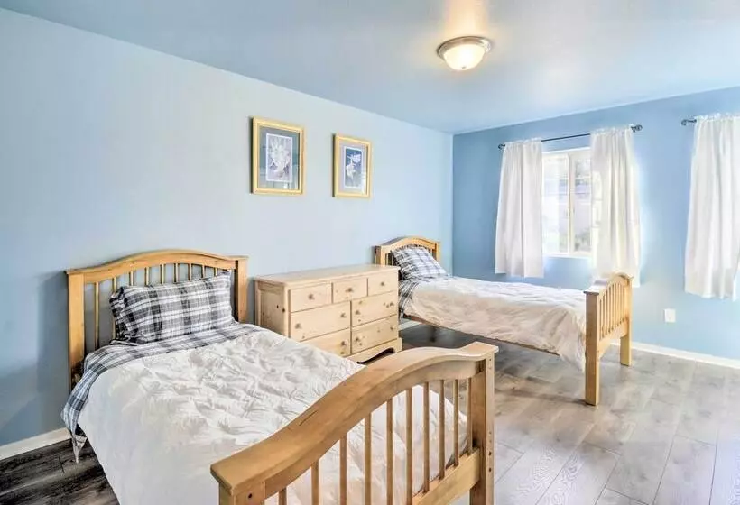 Pet Friendly Poulsbo Abode W/ Mountain Views!