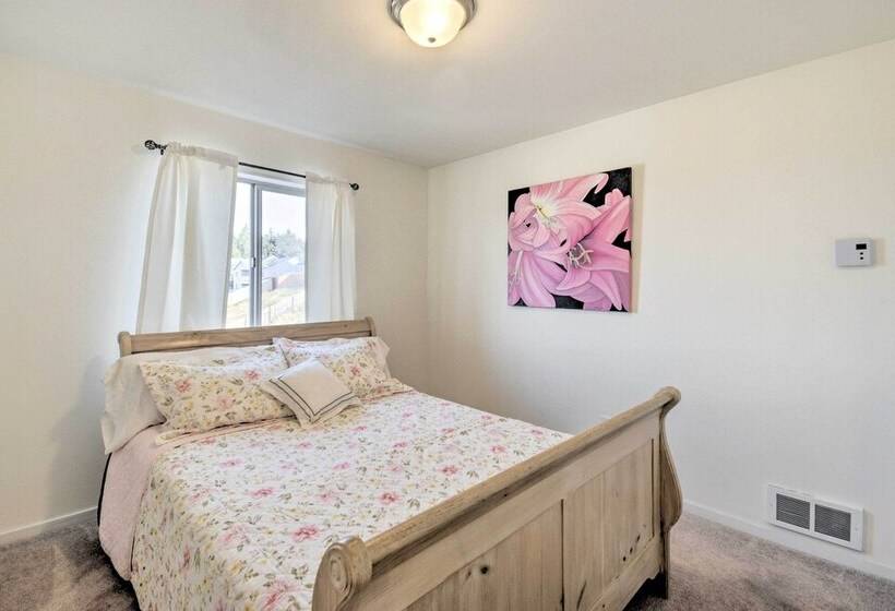 Pet Friendly Poulsbo Abode W/ Mountain Views!