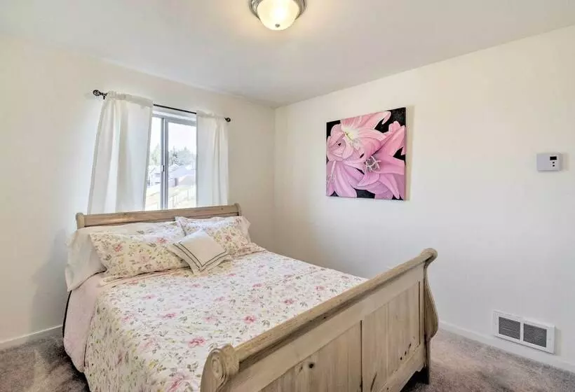 Pet Friendly Poulsbo Abode W/ Mountain Views!