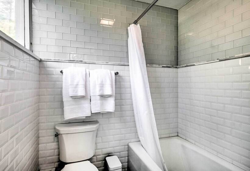 Pristine West Dover Home W/ Deck & Mountain Views!