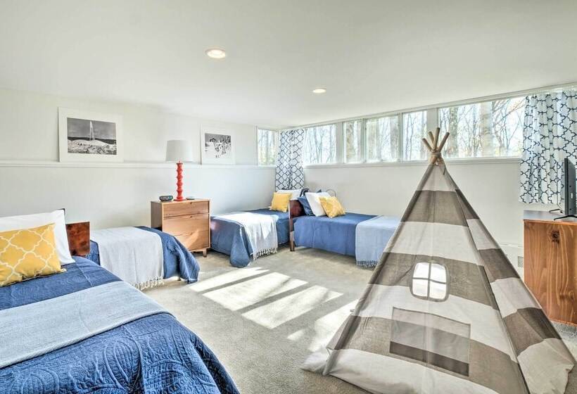 Pristine West Dover Home W/ Deck & Mountain Views!