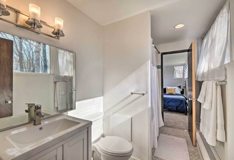 Pristine West Dover Home W/ Deck & Mountain Views!