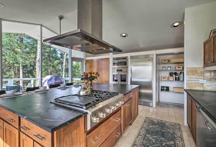 Pristine West Dover Home W/ Deck & Mountain Views!