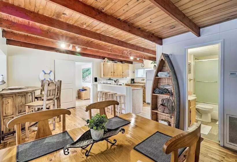 Riverfront Deck + Fire Pit: Hot Springs Retreat!