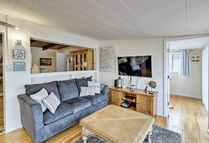 Riverfront Deck + Fire Pit: Hot Springs Retreat!