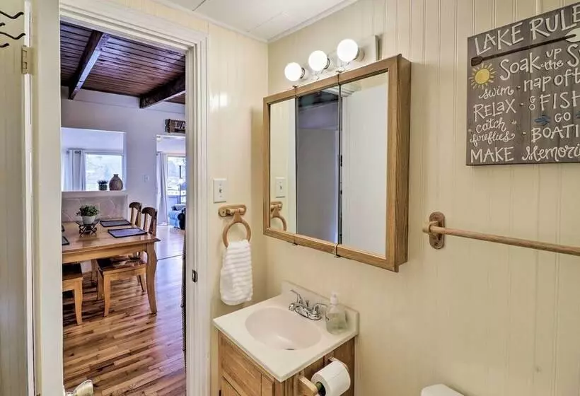 Riverfront Deck + Fire Pit: Hot Springs Retreat!