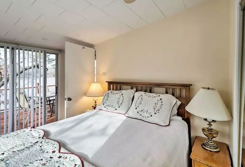 Riverfront Deck + Fire Pit: Hot Springs Retreat!