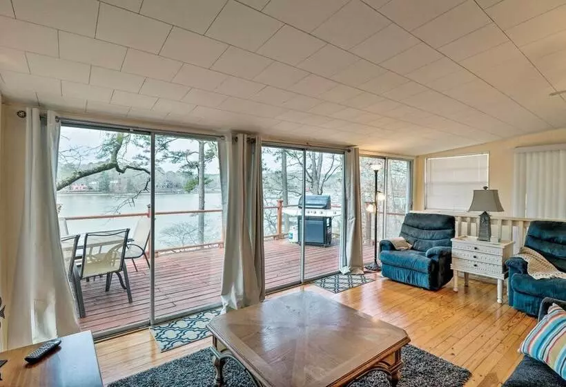 Riverfront Deck + Fire Pit: Hot Springs Retreat!