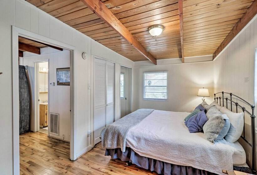 Riverfront Deck + Fire Pit: Hot Springs Retreat!