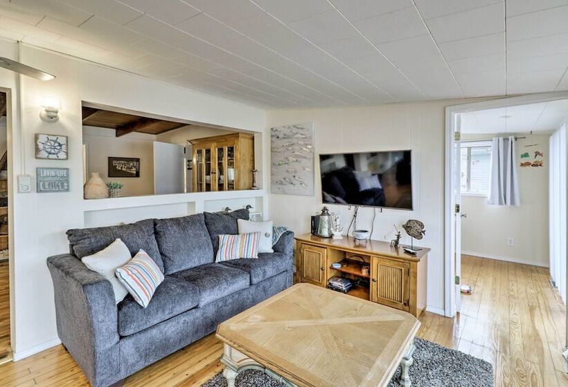 Riverfront Deck + Fire Pit: Hot Springs Retreat!