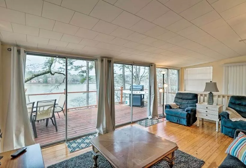 Riverfront Deck + Fire Pit: Hot Springs Retreat!