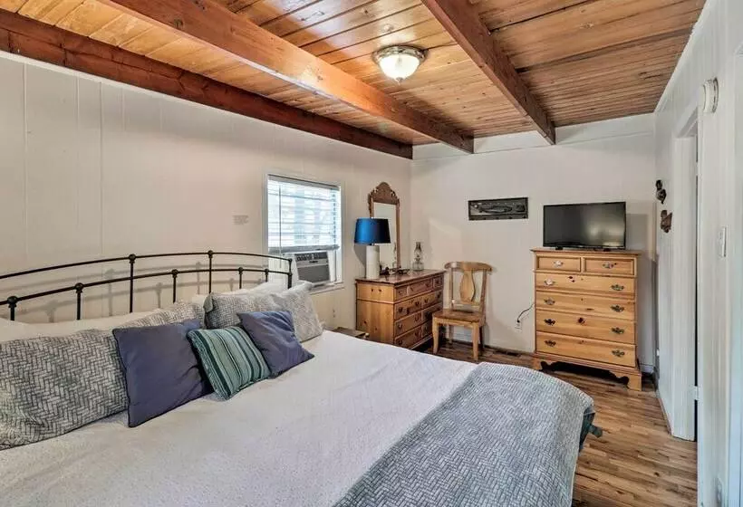 Riverfront Deck + Fire Pit: Hot Springs Retreat!