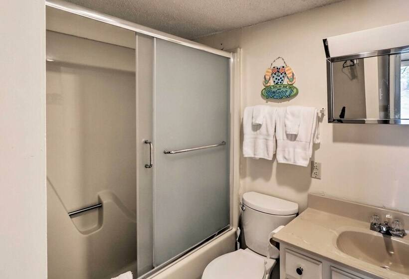 Riverfront Deck + Fire Pit: Hot Springs Retreat!