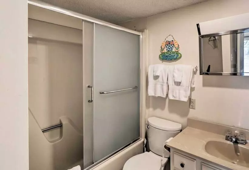 Riverfront Deck + Fire Pit: Hot Springs Retreat!