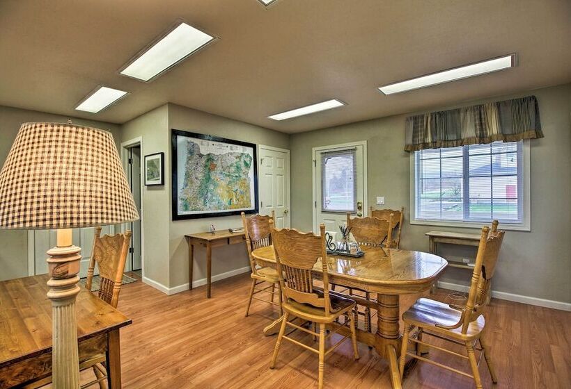 Rural Cottage 20 Min To Eugene W/ Mt Tom Views!