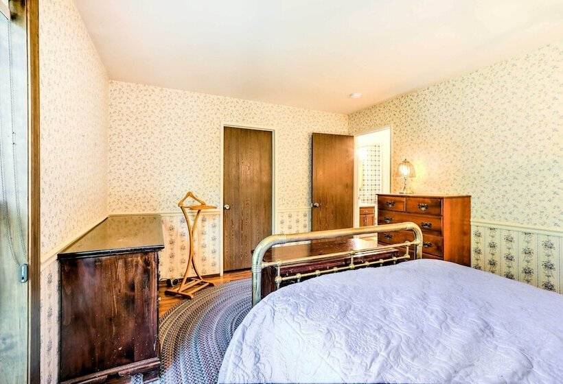 Rustic Riverfront Truckee Cabin W/ Gas Grill!