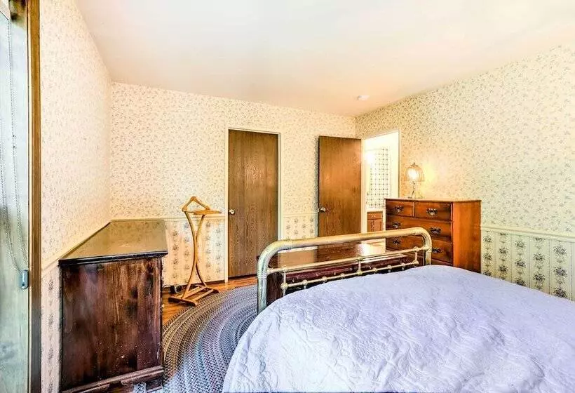 Rustic Riverfront Truckee Cabin W/ Gas Grill!