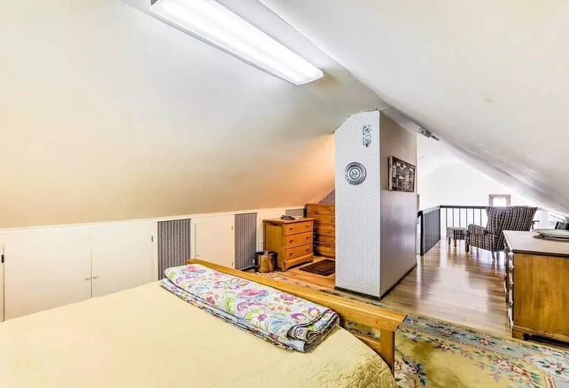 Rustic Riverfront Truckee Cabin W/ Gas Grill!