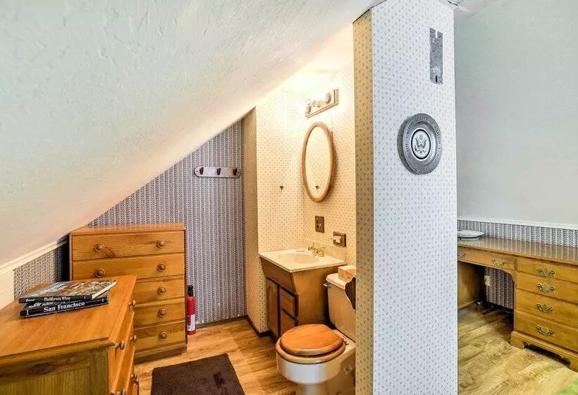 Rustic Riverfront Truckee Cabin W/ Gas Grill!